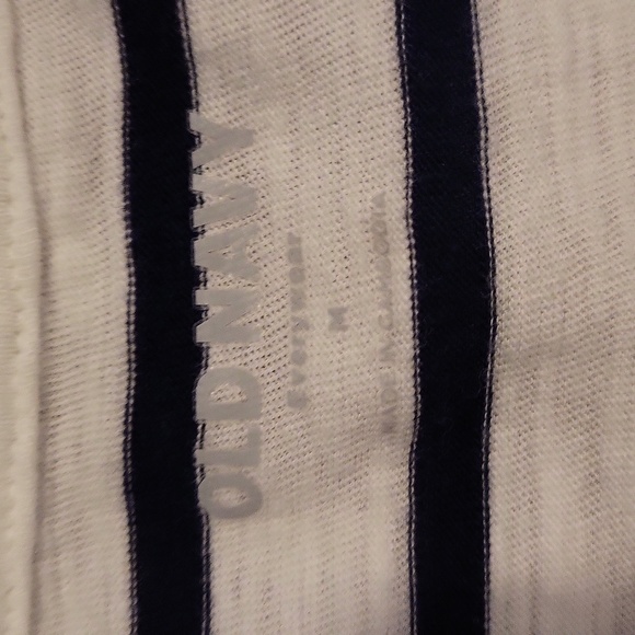 Old Navy V Neck Short-sleeved Tee Shirt - Picture 5 of 8